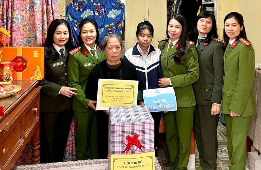 Hội Phụ nữ Công an quận Ngô Quyền: Nhận đỡ đầu một học sinh có hoàn cảnh khó khăn tại phường Đồng Quốc Bình